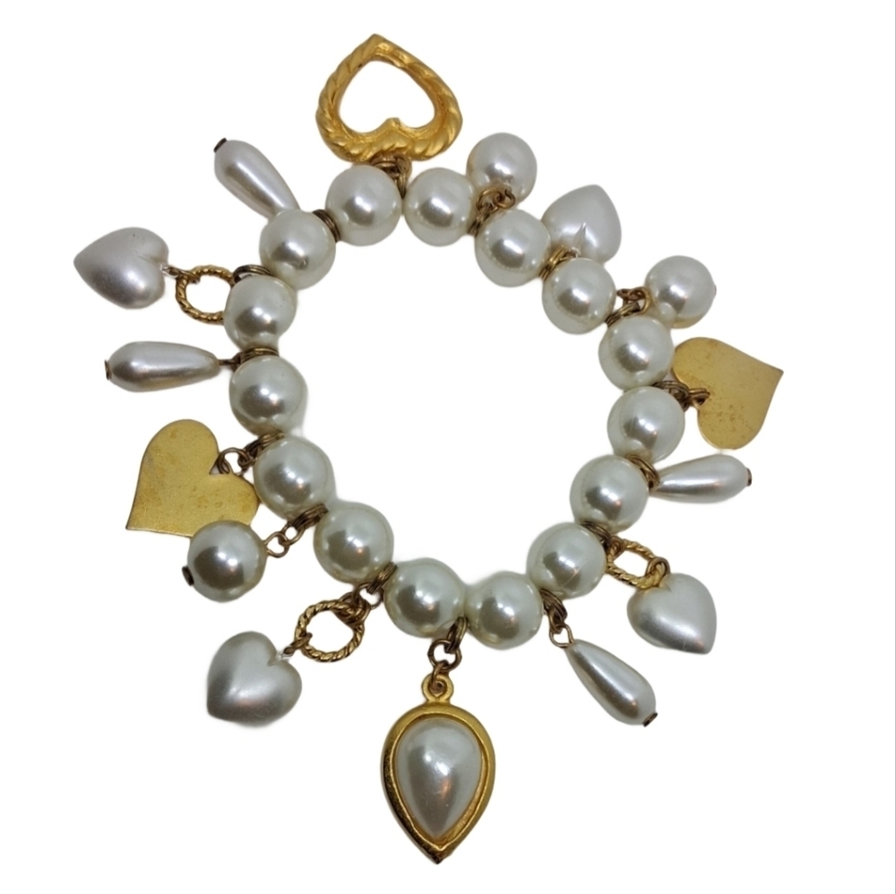 Vintage Faux Pearl Stretch Charm Bracelet • Gold Tone Hearts & Teardrops - Picture 4 of 8